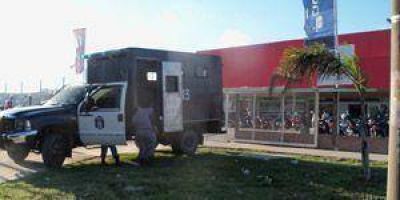 Reforzaron la custodia policial en hipermercados por temor a saqueos