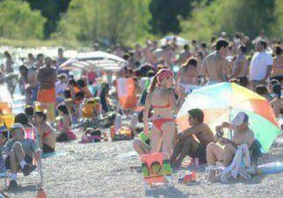 Miles de neuquinos se volcaron a los balnearios  
