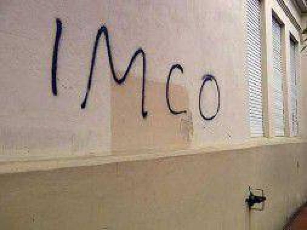 Olavarr�a: Vecinos de microcentro reclaman por pintadas y destrozos en viviendas