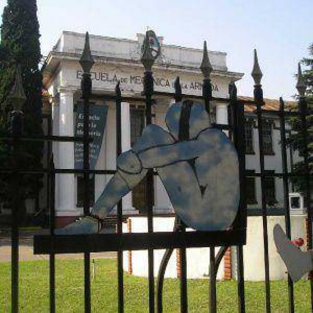 Denuncian a Alak por comer un asado y hacer un brindis en el predio de la Ex ESMA