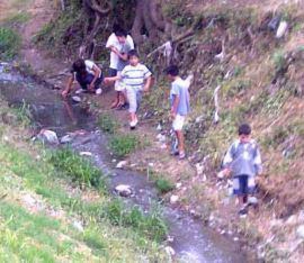 Alperovich y Toledo abrieron en Yerba Buena una colonia de vacaciones con excrementos de la SAT para los ni�os 