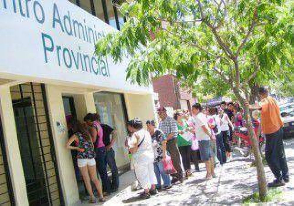 Siguen las colas y esperas en busca del preciado nuevo DNI  