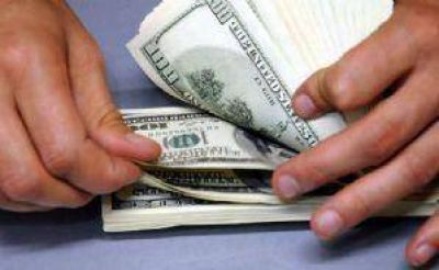 Las vacaciones hicieron que el d�lar paralelo se venda a $ 7 en Mendoza 