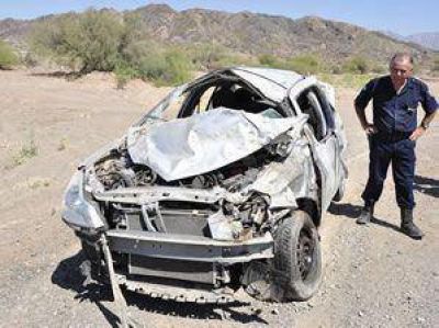 Pareja mendocina volc� en la ruta y el conductor falleci�