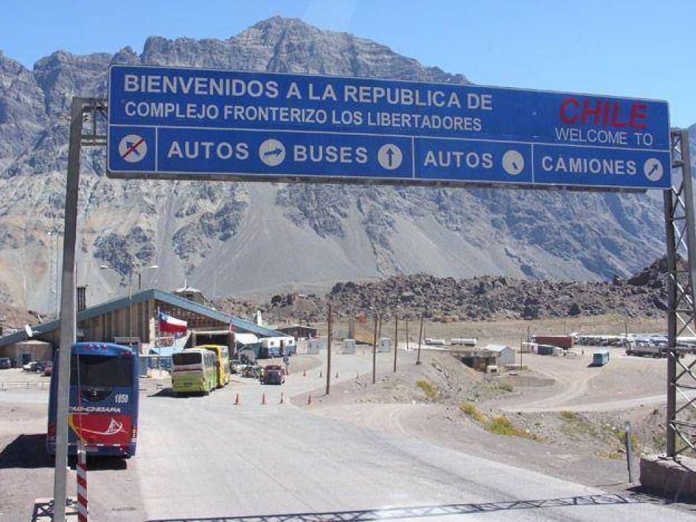 El jefe de Migraciones acus� a las autoridades chilenas por demoras en los tr�mites en el paso internacional 