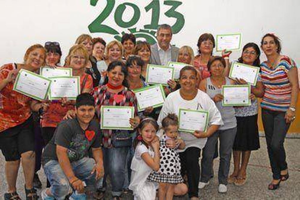 Ferraresi estuvo presente en el encuentro de fin de a�o de Manzaneras y Co-Madres