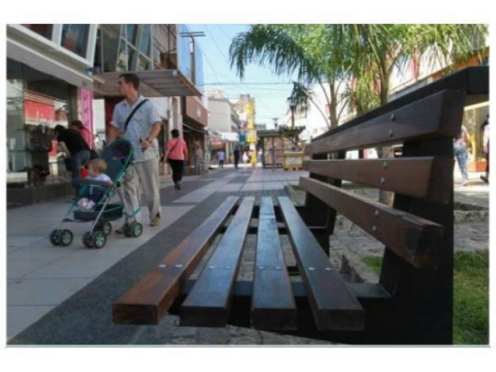 Nuevo mobiliario en Peatonal