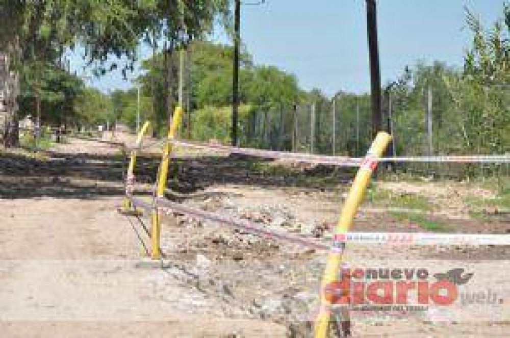Varios veh�culos se hunden en una zanja en calle Lamadrid