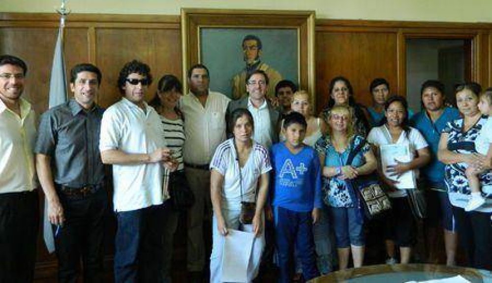 Desarrollo entreg� subsidios a 20 familias de Bermejo  