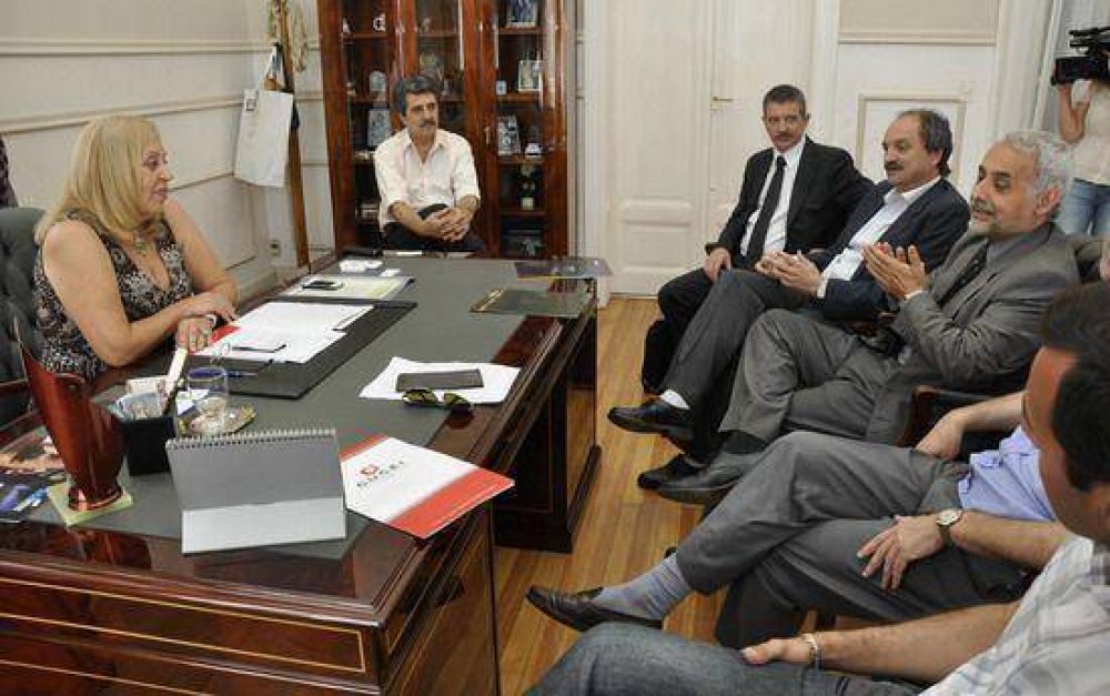 La CUCEI y el Banco Credicoop presentaron ante la Intendente Giroldi el programa �Compre Ac�