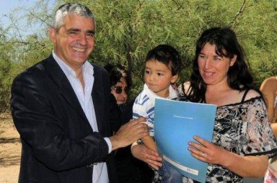 El Vicegobernador inaugur� 2 viviendas del Plan Solidaridad en el Departamento Belgrano