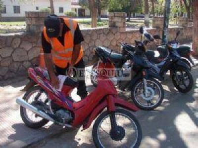 Atropell� a un polic�a y lo atac� con un arma blanca para escapar