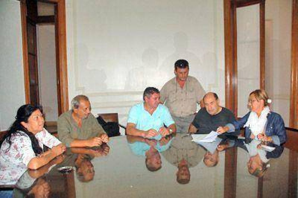 Los trabajadores municipales acordaron con el Ejecutivo un aumento del 26 por ciento