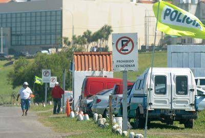 Los espacios verdes de Punta Mogotes fueron convertidos en improvisados estacionamientos