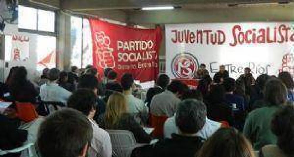 J�venes partieron al �Enero Socialista� en Paran�