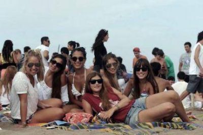 �Lleg� el verano! Por primera vez en el a�o, los turistas disfrutaron de la playa marplatense