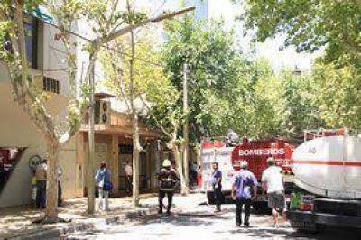 Capital: Ardi� un dep�sito de ropas en pleno Centro