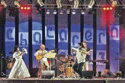 Plaza A�oranzas fue todo canto y danza en el inicio del Festival de la Chacarera