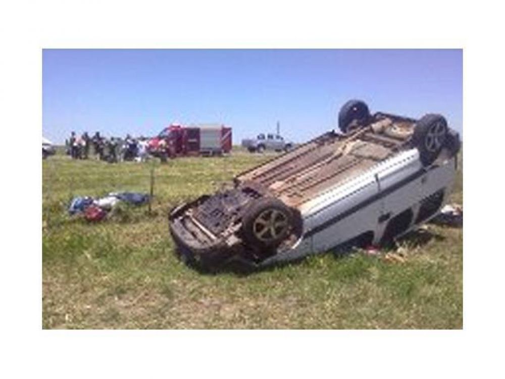 Dos adolescentes est�n graves al volcar un utilitario en la autov�a 14