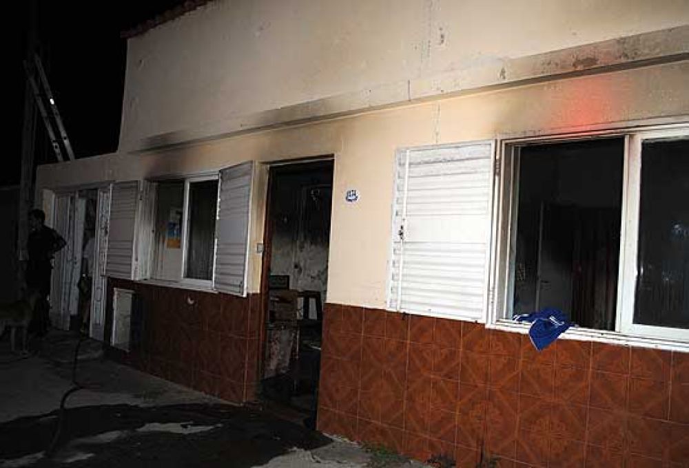 Noche agitada para Bomberos: una sala de ensayo y una tapicer�a afectadas en dos incendios