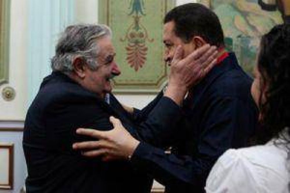 Mujica desiste de visitar a Ch�vez porque "no hay posibilidad de verlo"