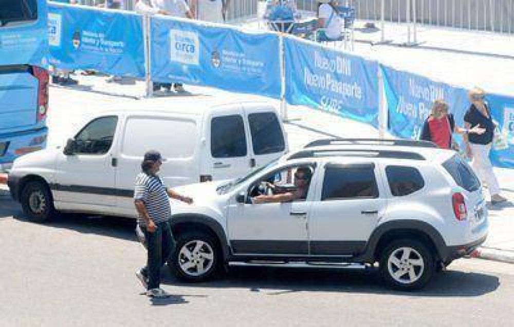 Los "trapitos" cobran hasta 40 pesos por d�a para dejar el auto en la playa