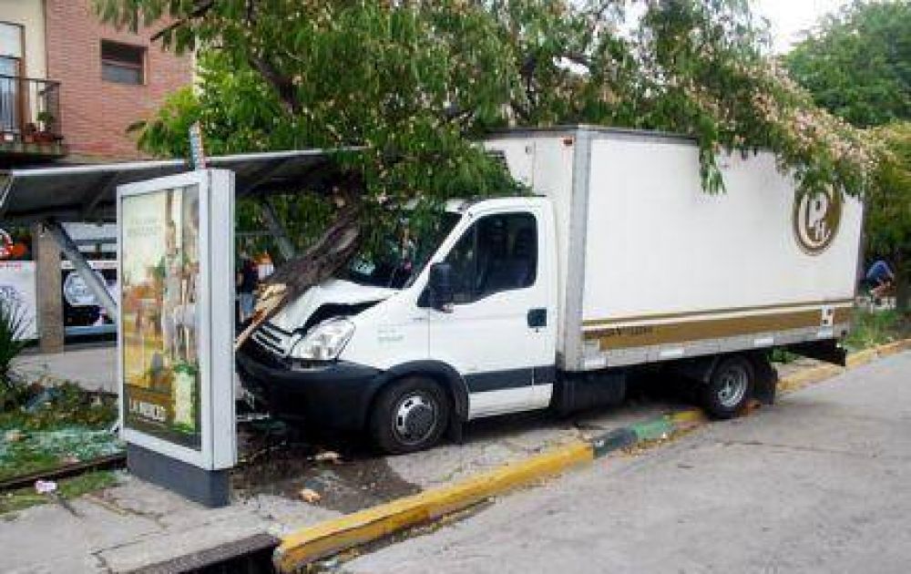 Cami�n atropell� una garita de colectivos en Chile y Libertad y aplast� a una mujer que se halla en grave estado
