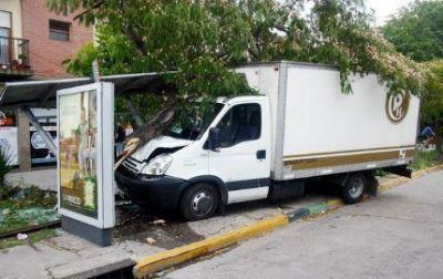 Cami�n atropell� una garita de colectivos en Chile y Libertad y aplast� a una mujer que se halla en grave estado