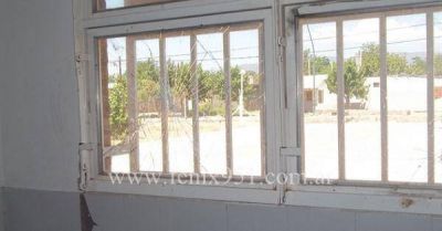 V�ndalos destruyen vidrios de la escuela N� 12 