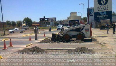Avances de la obra de reconstituci�n del asfalto en el paso a nivel de calle Rivadavia