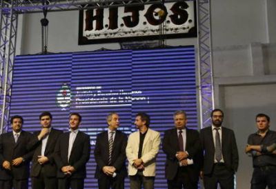 Doble querella penal y marcha contra Julio Alak