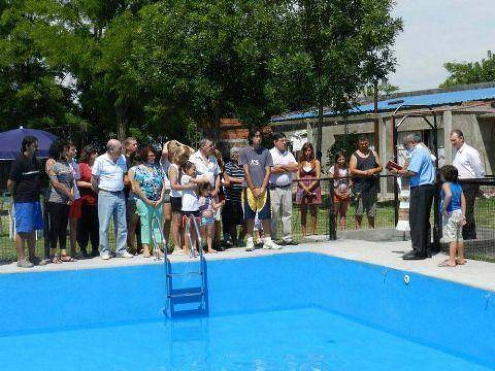 Una familia don� una pileta para la localidad