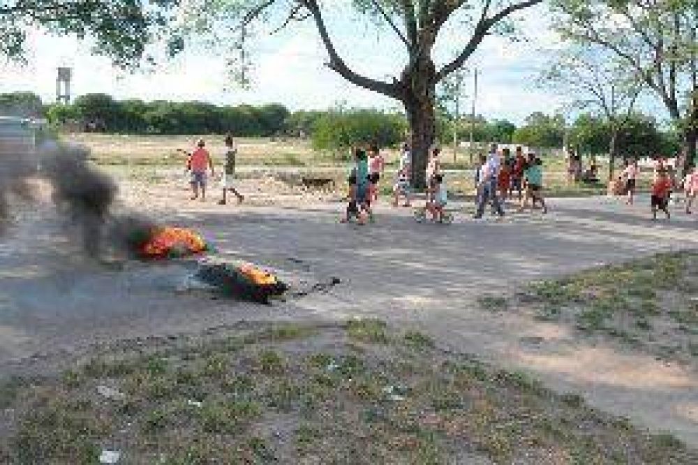 La Provincia socorri� a vecinos bande�os sin agua, ante el quedo de las autoridades de esa ciudad