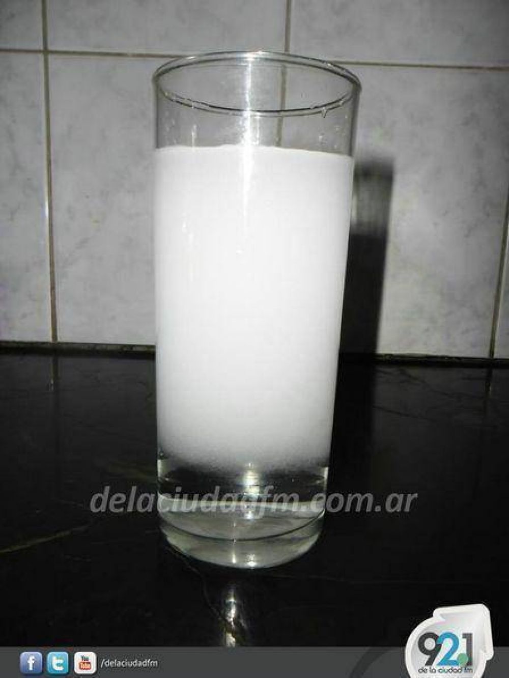 En el Barrio Murgu�a reclamaron por el color del agua	