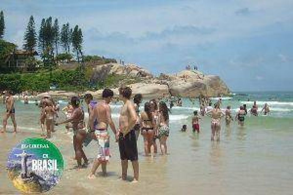 Las playas de Brasil reciben a una importante legi�n de santiague�os