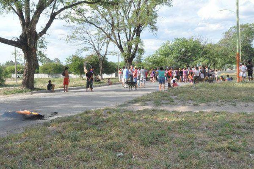 Cortaron el Puente Carretero por falta de agua en un barrio de La Banda