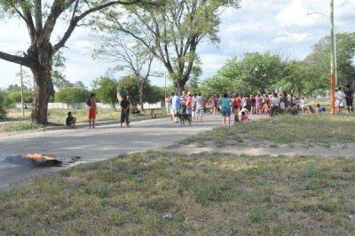 Cortaron el Puente Carretero por falta de agua en un barrio de La Banda