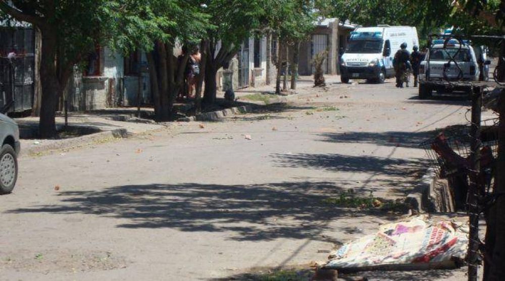 Un joven baleado y dos polic�as heridos tras operativo en Las Heras 