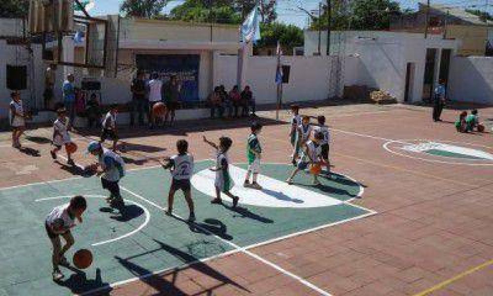 El gobernador promulg� la ley que condona las deudas de los clubes barriales 