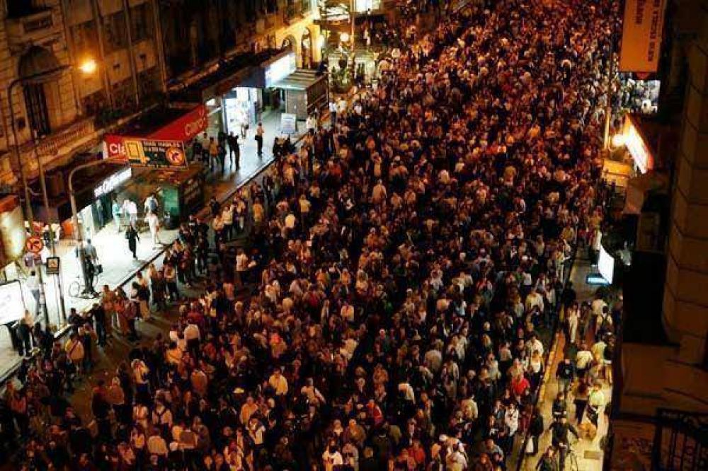 Multitudinaria despedida a Alfons�n