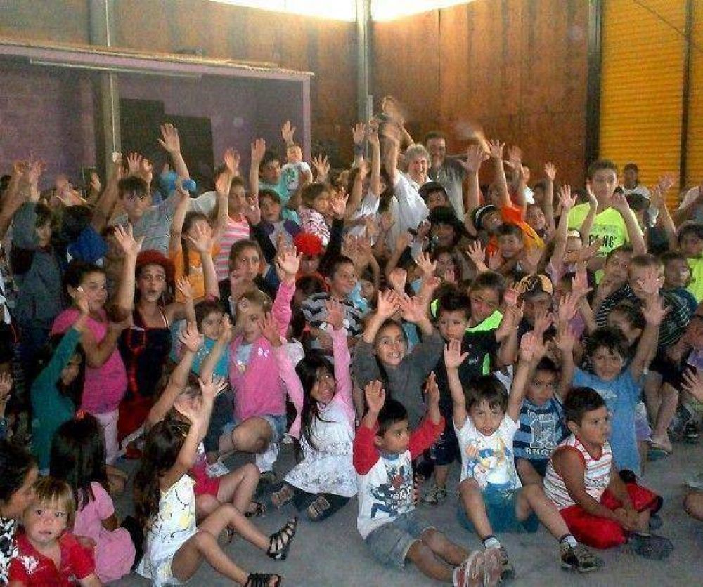 Hazmereir comparti� el D�a de Reyes con los chicos del Comedor de la Hermana Marta