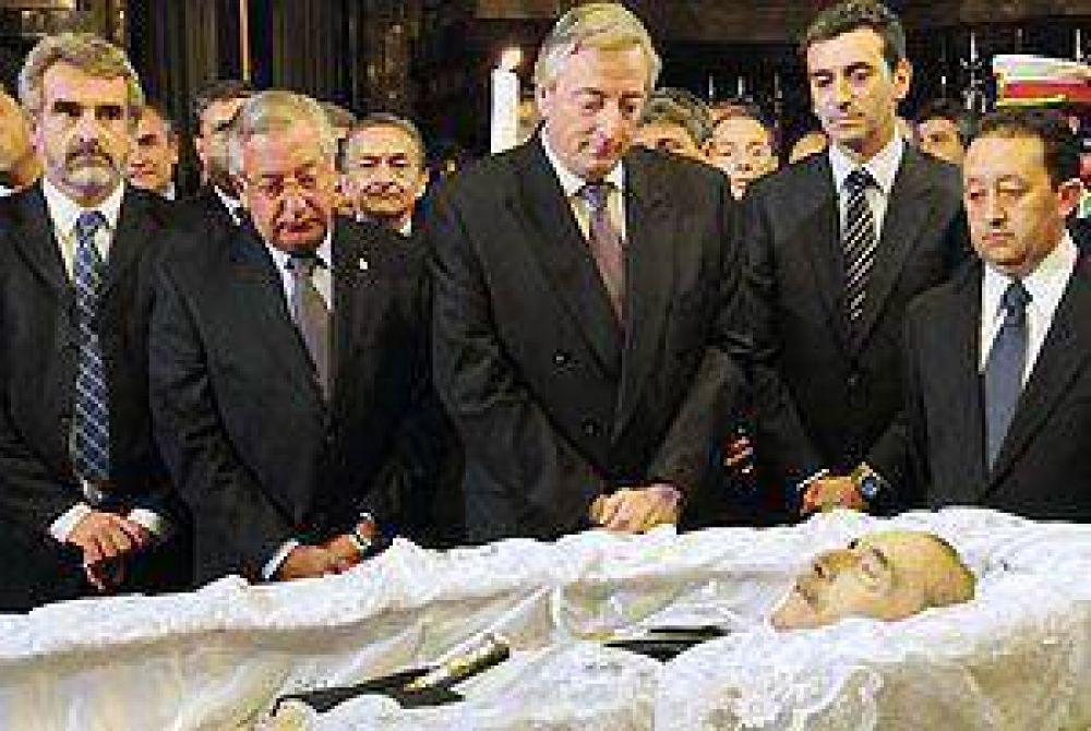 Kirchner se mostr� emocionado en las exequias de Alfons�n 