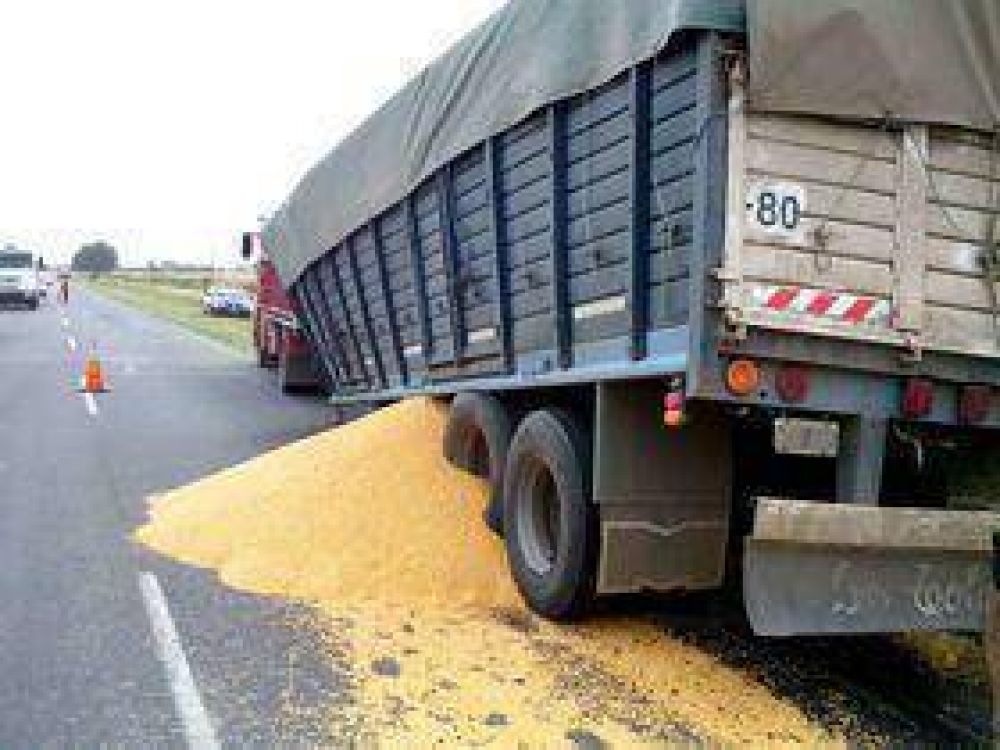 Cami�n con ma�z volc� su carga en la Ruta Nacional 5