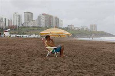 En la costa, el mal clima sigue siendo protagonista: llueve uno de cada 3 d�as
