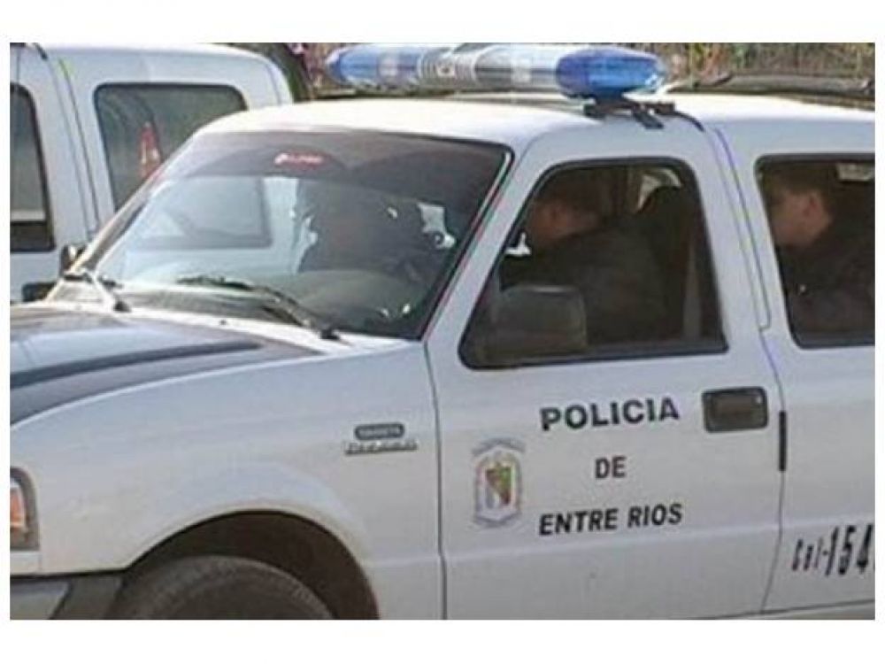 Robaron un auto con una mujer adentro 