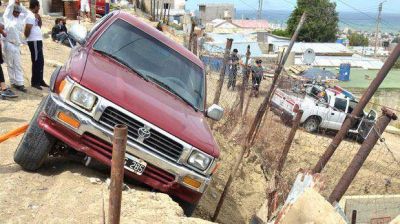 Una camioneta estuvo a punto de desbarrancarse sobre una vivienda 