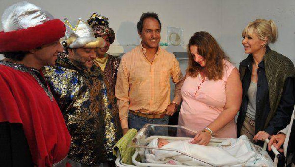 Scioli estuvo con la primera beba de 2013 concebida por Ley de Fertilizaci�n
