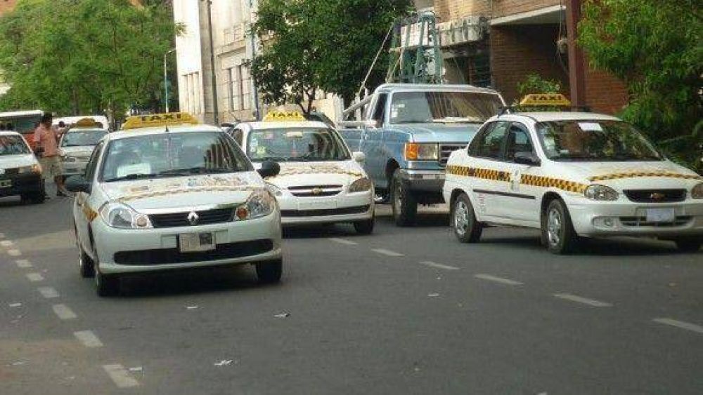 Los taxistas reclaman mayores controles de autos ilegales durante el verano 
