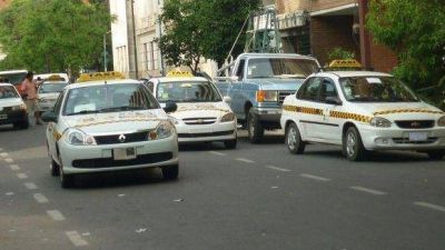 Los taxistas reclaman mayores controles de autos ilegales durante el verano 