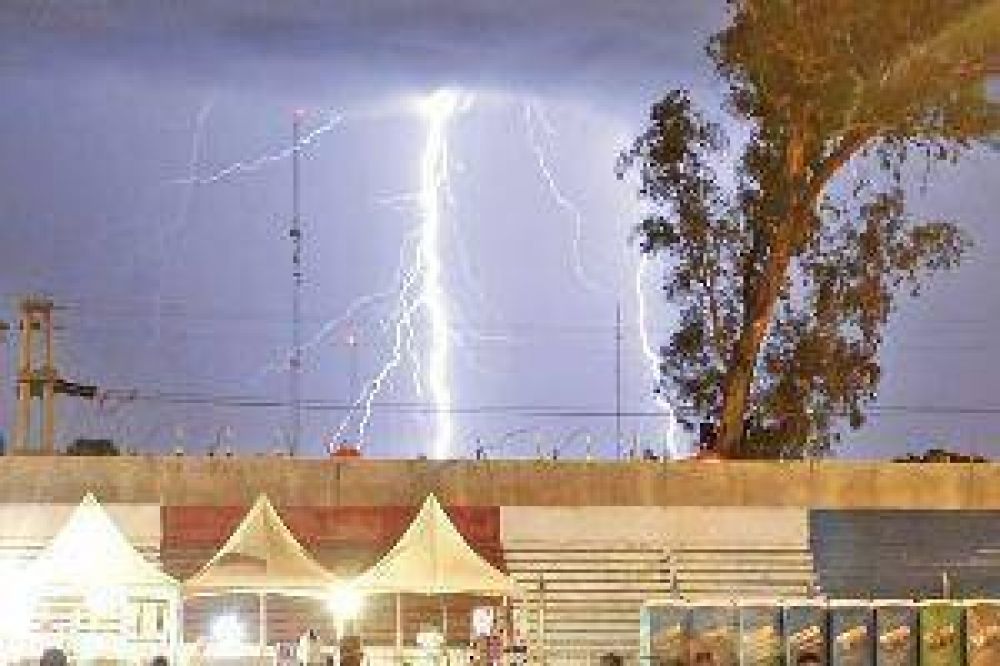 Viento, granizo y lluvia sorprendieron anoche en algunos barrios capitalinos
